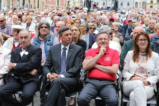 V prvi vrsti je ob ljubljanskem županu Zoranu Jankoviću sedel slovenski predsednik Borut Pahor. FOTO: Tomi Lombar