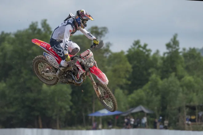 Tim Gajser je dirko v Indoneziji končal tik pod stopničkami, v nedeljo ga čaka še ena azijska preizkušnja, nato pa vrnitev v Evropo. FOTO: Honda HRC