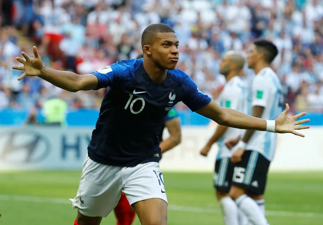 Dvakratni strelec Kylian Mbappe je bil za Argentince neustavljiv. FOTO Reeuters