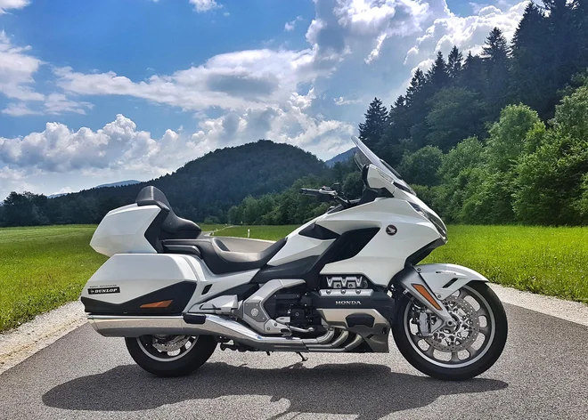 Nov je tudi emblem gold wing, kar je dodatno sporočilo kupcem, da so pri tokratni generaciji spet zarezali globoko in v tako rekoč vse ključne elemente kultnega motocikla. FOTO: Andrej Brglez