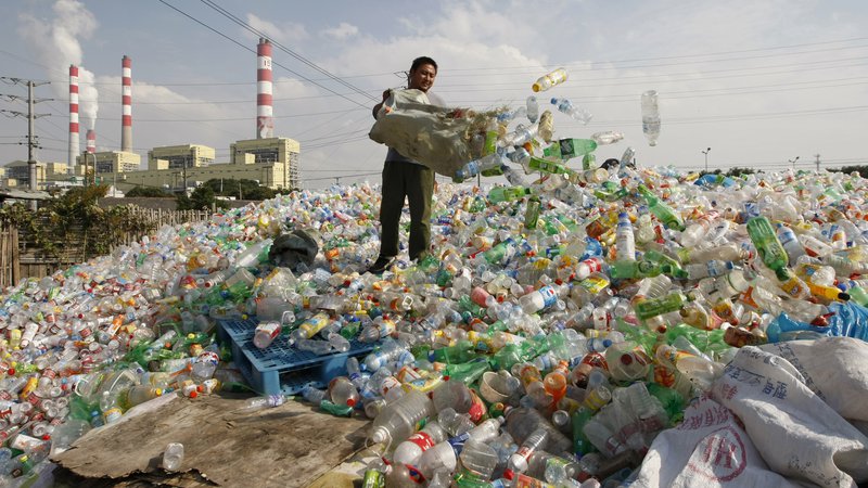Fotografija: Kitajska je prepovedala uvoz tujih odpadkov, a ima ogromno svojih. Urbanizacija in zvišanje življenjske ravni povečujeta tudi uporabo plastične embalaže. FOTO: Reuters