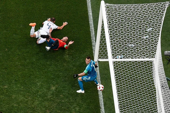 Sergia Ramosa je skušal zaustaviti Sergej Ignjaševič, ki pa je spotoma še zadel lastno mrežo. Foto Francois Xavier Marit/AFP