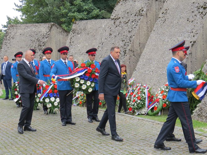 Predsednik Republike Srbske Milorad Dodik je položil venec k spomeniku pobitim domoljubom med drugo svetovno vojno. FOTO: Bojan Rajšek/Delo