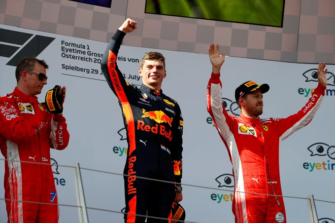 Ferrarijeva asa Kimi Räikkönen (levo) in Sebastian Vettel (desno) sta proti koncu velike nagrade Avstrije lovila Red Bullovega dirkača Maxa Verstappna, vendar ga nista ulovila. Foto Reuters