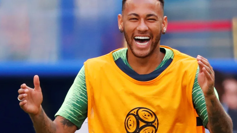 Fotografija: Neymar (levo) na lestvici najboljši strelcev Brazilije s 55 goli, kolikor jih je dosegel tudi Romario, zaostaja le še za Pelejem (77) in Ronaldom (62).
Foto Reuters