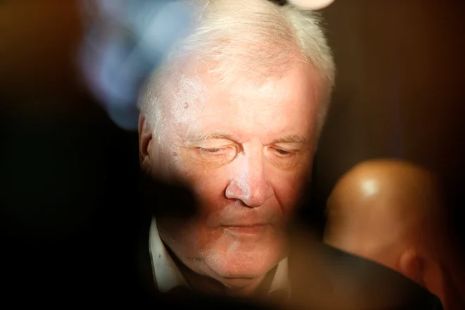 Horst&nbsp;Seehofer ni zadovoljen s tem, kar je nemška kanclerka Angela Merkel dosegla glede migracij na petkovem vrhu Evropske unije.&nbsp;FOTO: Michaela Rehle/Reuters