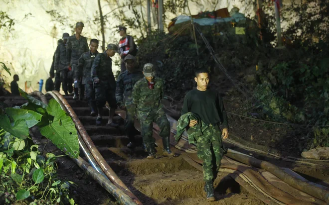 Reševanje je združilo državo v molitvi. FOTO: Sakchai Lalit/AP