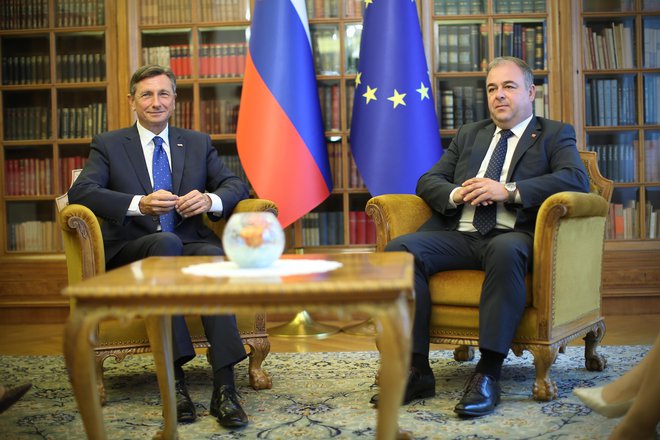 Predsednik Borut Pahor je posvetovanja začel z Danijelom Krivcem, vodjo poslanske skupine SDS. FOTO Jure Eržen/Delo