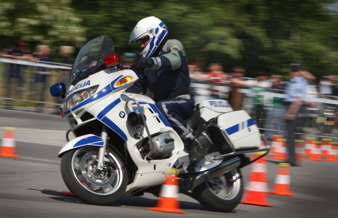 Letni preizkus policistov motoristov v spretnostni voznji z motornimi kolesi. FOTO: Jre Eržen/Delo