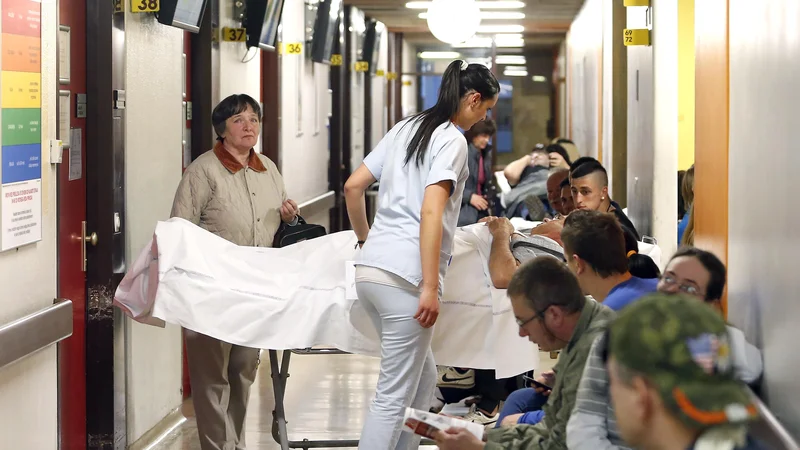 Fotografija: Polni hodniki na kirurškem oddelku urgence. FOTO Aleš Černivec