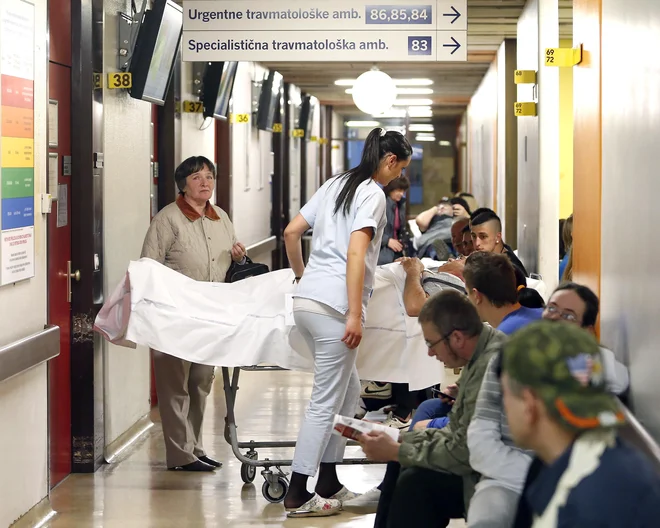Polni hodniki na kirurškem oddelku urgence. FOTO Aleš Černivec