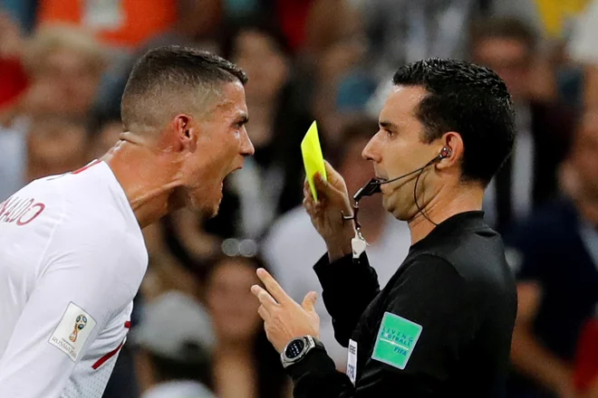 Cristiano Ronaldo se je poslovil od letošnjega Svetovnega prvenstva v Rusiji. S prvenstva ga je v napeti tekmi izločil Urugvaj, ki je Portugalsko premagal z rezultatom 2:1. Po sporni situaciji v samem zaključku tekme se je Ronaldo zapodil proti mehiškem sodniku Ramosu, ko ta ni dosodil prekrška nad Quaresmo, za kar je prejel rumeni karton. Foto Toru Hanai Reuters