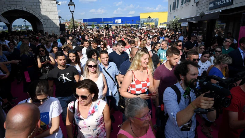 Fotografija: Novi outlet center nasproti Ikee na obrobju Zagreba, ki ponuja 100 modnih znamk in znamk življenjskega sloga, tudi restavracij in barov, veliko obeta: na odprtje je pred dnevi prišlo 15.000 ljudi. Foto arhiv Designer Outleta Croatia