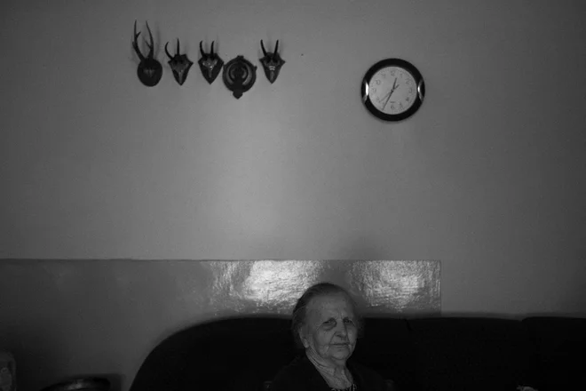Mileva Radević in njena sinova sta med tistimi redkimi, ki vztrajajo na vasi. FOTO: Jošt Franko