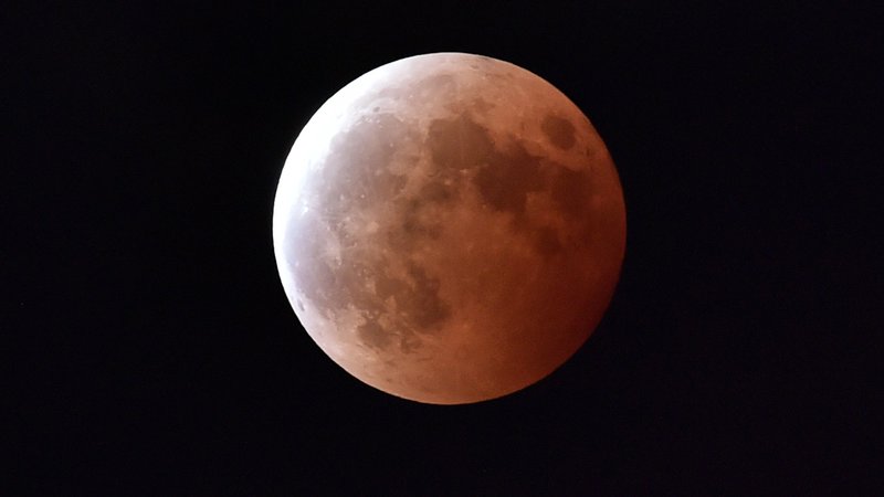 Fotografija: Popolni Lunin mrk FOTO: AFP