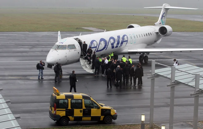 V Adrii Airways zatrjujejo, da potnikom v primeru odpovedi leta uredijo pot do končne destinacije in mu zagotovijo vse, kar v takšnih primerih zahteva zakonodaja, povečanja števila pritožb pa menda ne opažajo. FOTO: Tadej Regent/Delo