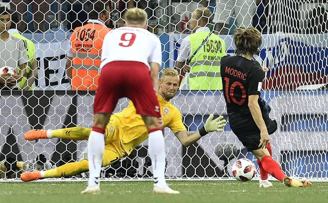 Če bi Hrvaška izpadla, bi bil Luka Modrić tragični junak, v 116. minuti je z enajstih metrov žogo poslal v roke danskega vratarja Kasperja Schmeichla. Foto Martin Meissner/Ap