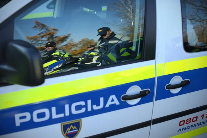 Osnutek pogodbe vsebuje tudi prizadevanja za kadrovski in tehnični razvoj policije. FOTO: Jure Eržen/Delo