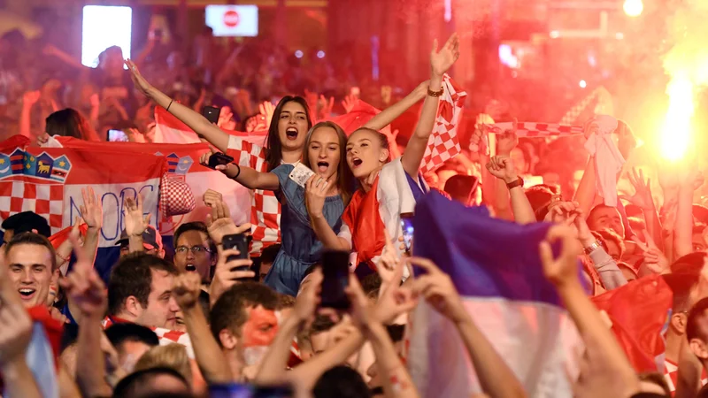 Fotografija: Na osrednjem zagrebškem trgu so tako kot drugod po Hrvaškem uvrstitev v četrtfinale slavili do jutra.
FOTO AFP