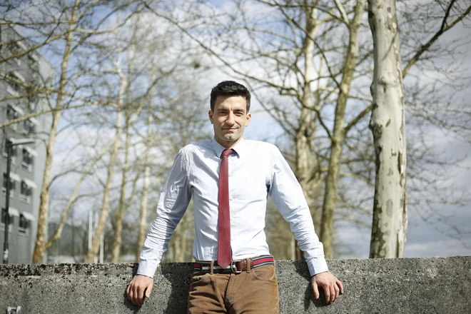 Dr. Marko Maver je zaposlen v norveški okoljevarstveni organizaciji Bellona. Na Univerzi v Marylandu v ZDA je končal dodiplomski študij okoljevarstvenih politik, magistriral je v Sheffieldu iz mednarodnega razvoja ter na isti univerzi tudi doktoriral iz okoljevarstvenega prava z doktorsko nalogo o zajemanju in shranjevanju CO2.