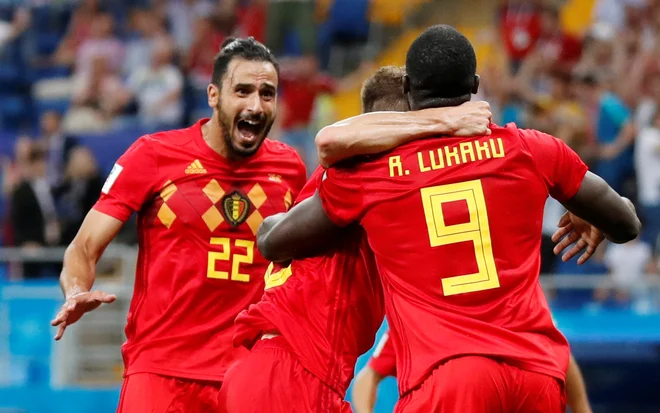 Nacer Chadli (levo) se je takole razveselil gola odločitve in tekel k Thomasu Meunierju in Romeluju Lukakuju.<br />
FOTO Reuters