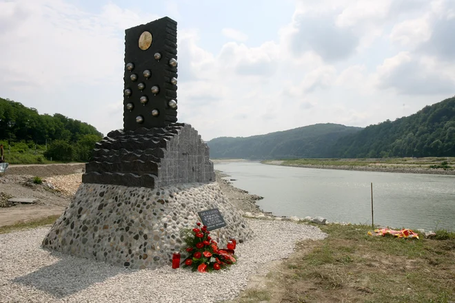 S spustom so si posamezniki, širše in ožje vpeti v ta gradbeni projekt, želeli še zadnjič pred zajezitvijo Save na tem območju družabno, iz čolnov ogledati rečno dolino. FOTO: Marko Feist