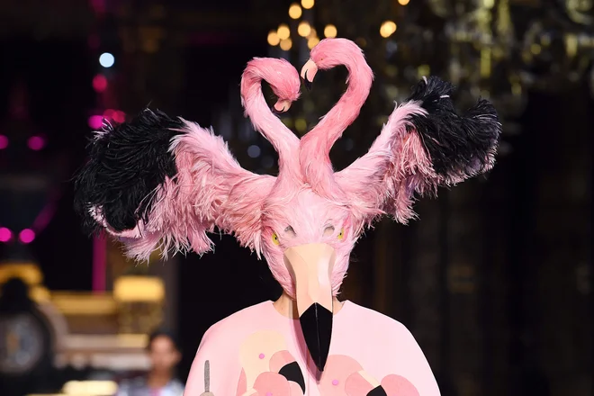 Utrinek iz modne revije Schiaparelli v Parizu FOTO: Alain Jocard/AFP