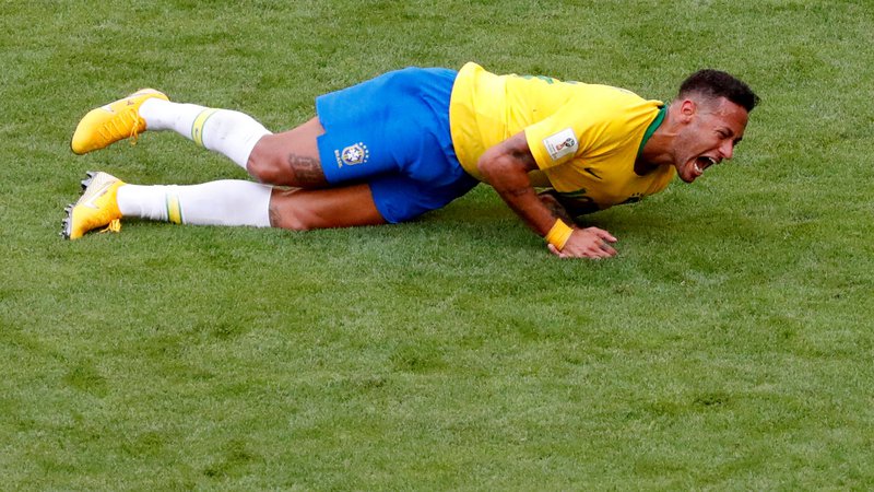 Fotografija: Zaradi Neymarjevega nešportnega obnašanja se je usul plaz kritik in šal na Brazilčev račun. FOTO: Reuters