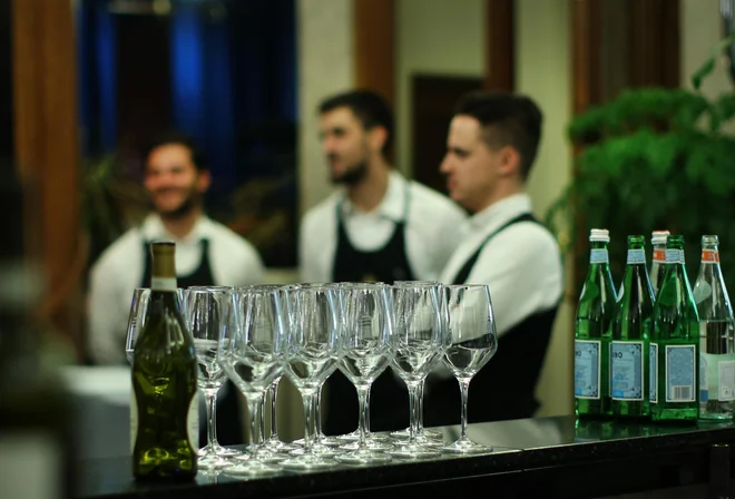 Natakarji poleg sobarjev in kuharjev sodijo med kadre, po katerih po delodajalci najpogosteje povprašujejo in pri iskanju katerih imajo tudi največje težave.<br />
Foto Jure Eržen/delo