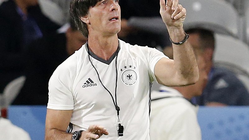 Fotografija: Joachim Löw bo navzlic spodrsljaju na letošnjem SP še naprej vodil nemško nogometno reprezentanco.
FOTO AP