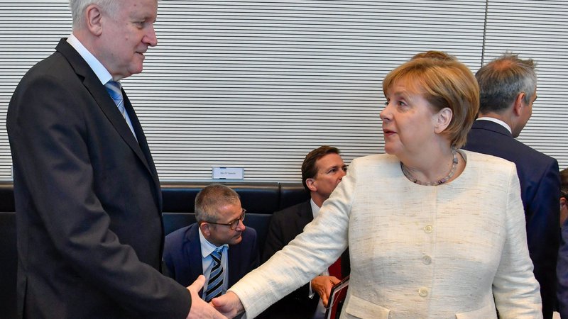 Fotografija: Merklova je po poročanju nemške tiskovne agencije DPA dogovor ocenila kot dober kompromis, z dogovorom pa je bil zelo zadovoljen tudi Seehofer. FOTO: John Macdougall/AFP