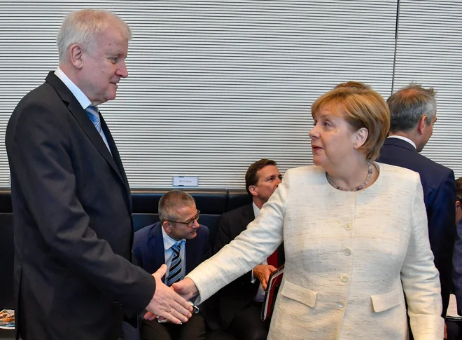 Merklova je po poročanju nemške tiskovne agencije DPA dogovor ocenila kot dober kompromis, z dogovorom pa je bil zelo zadovoljen tudi Seehofer. FOTO: John Macdougall/AFP