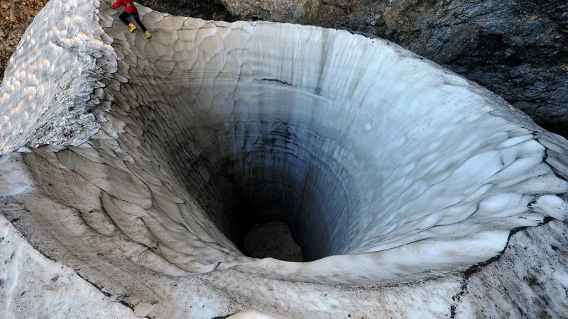 Fotografija: Matkov škaf je bil letos globok okoli 30 metrov. Foto Tomo Jeseničnik