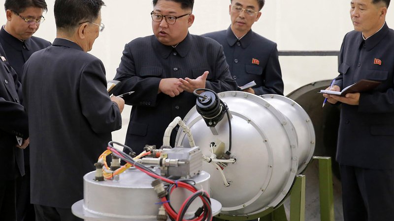 Fotografija: Severnokorejski voditelj Kim Džong Un je pred prihodom ameriškega državnega sekretarja obiskal več tovarn, o katerih domnevajo, da proizvajajo sestavne dele raket. FOTO: AP