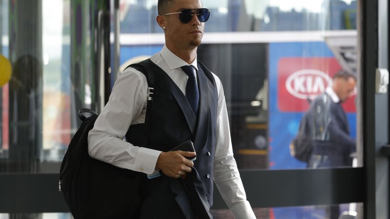 Fotografija: Cristiano Ronaldo je zapustil prizorišče SP v Rusiji po porazu v osmini finala z Urugvajem. Že je preklopil misli v klubsko kariero, pripravljen je na selitev iz madridskega Reala k Juventusu. Foto Reuters