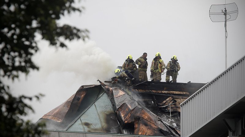 Fotografija: Požar je bil zaradi višine objekta zelo zahteven, gasilo je 75 gasilcev s 14 gasilskimi vozili. FOTO: Blaž Samec