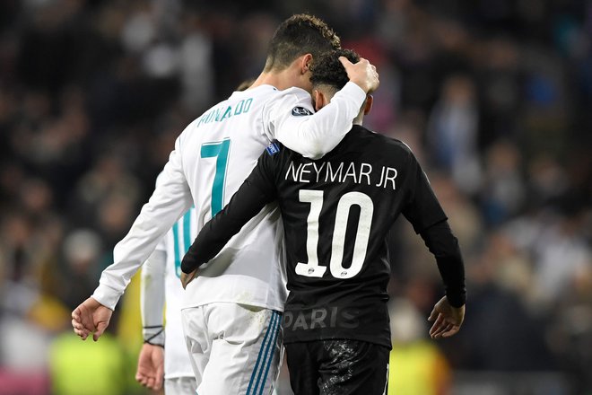 Cristiano Ronaldo (levo) naj bi štafetno palico prvega zvezdnika belega baleta predal prav Neymarju. FOTO: AFP