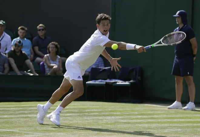 Avstrijec Dominic Thiem, finalist OP Francije, je po dveh dobljenih nizih v tretjem predal dvoboj Marcosu Baghdatisu zaradi poškodbe. FOTO: AP