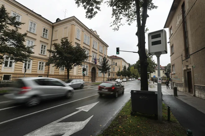 Z namestitvijo stacionarnih radarjev so občinski redarji ugotovili, da so se razmere na Celovški in Slovenski cesti umirile, na Roški in Dolenjski cesti pa ne.&nbsp;&nbsp;Foto: Leon Vidic