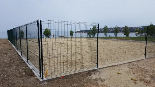 To bi bilo prvo odbojkarsko igrišče za člane odbojkarske sekcije v občini. Nasprotnike najbolj motijo betonski robnik, elektrika in vodovod. FOTO: Boris Šuligoj