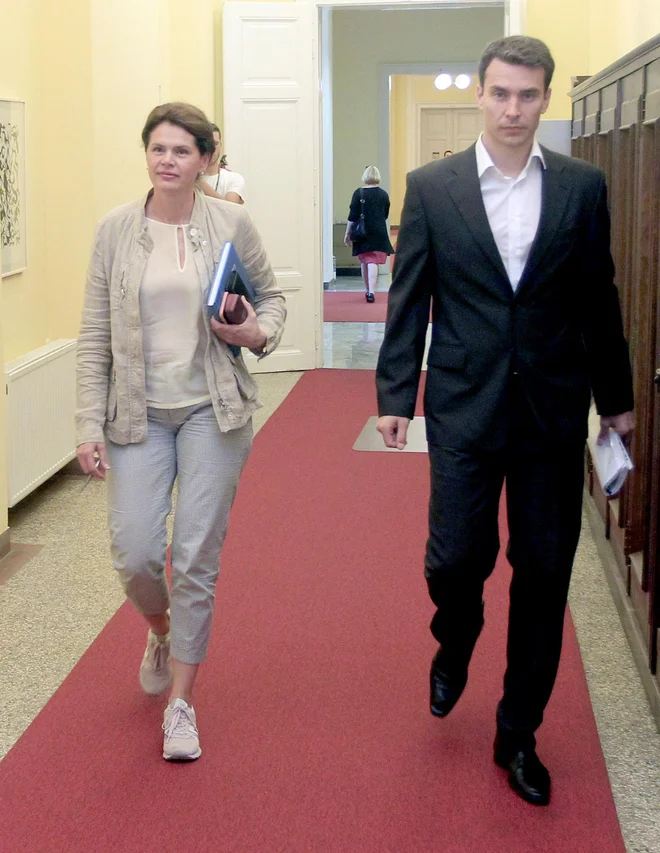 Predsednica Sab Alenka Bratušek pred pogovori s sredinskimi strankami v družbi generalnega sekretarja stranke Jerneja Pavliča. FOTO: Roman Šipić/Delo