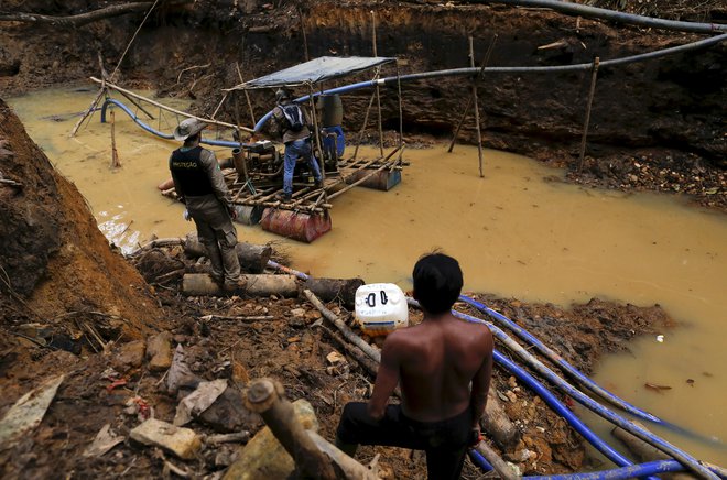 Po večletnem opozarjanju o pretiranem izrabljanju naravnih virov v Amazoniji, ki so bistveni za preživetje domorodcev Yanomami, se ti zdaj spopadajo z novo grožnjo – izbruhom ošpic. FOTO: Bruno Kelly/Reuters