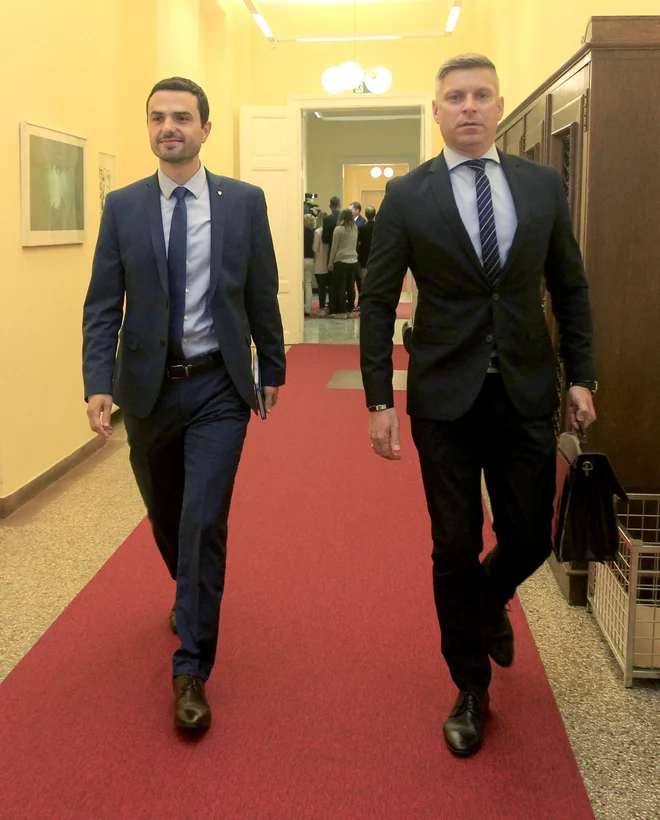 Predsednik NSi Matej Tonin v družbi Valentina Hajdinjaka, enega od pogajalcev stranke. FOTO: Roman Šipić/Delo