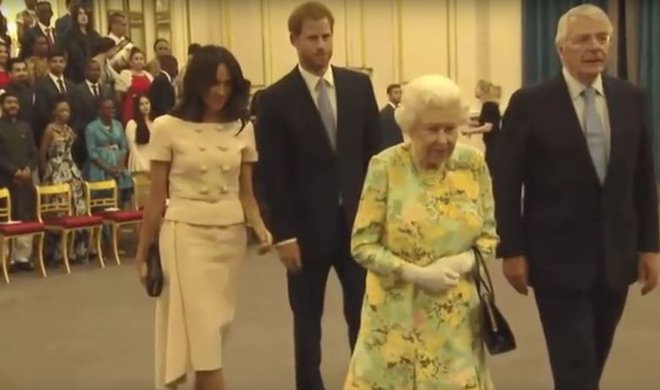 Kraljevsko življenje je prepolno pravil. Meghan Markle je v tem trenutku prijela moža za roko, toda princ Harry je roko odmaknil - ker je tako pokazal spoštovanje do kraljice.