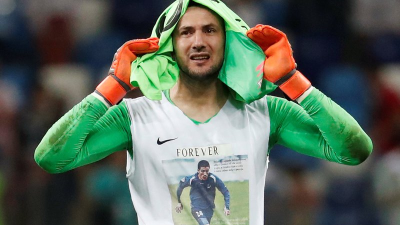 Fotografija: Danijel Subašić pod dresom nosi majico v spomin na pokojnega prijatelja. Foto Damir Sagolj/Reuters