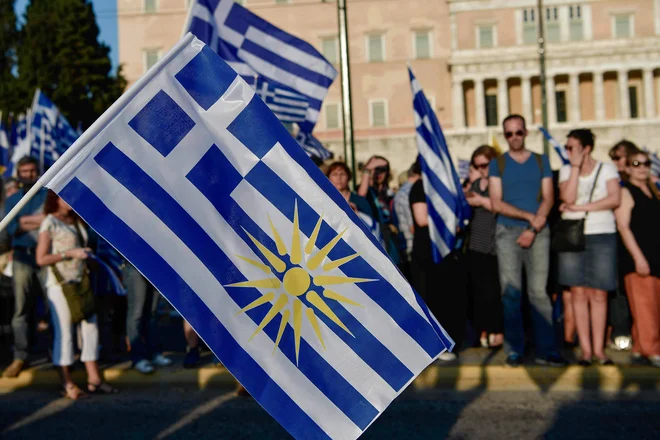 Aleksis Cipras in njegov makedonski kolega Zoran Zaev<strong> </strong>sta dosegla dogovor, da se bo Makedonija uradno imenovala Severna Makedonija. FOTO: Louisa Gouliamaki/AFP