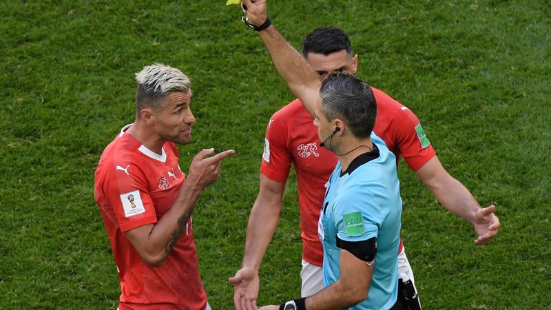 Fotografija: Damir Skomina pogosto komunicira z nogometaši, kot je po eni od akcij takole z Valonom Behramijem in Blerimom Džemailijem. Foto AFP