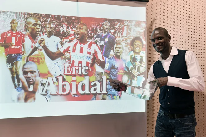 Eric Abidal je moral zaradi tumorja na jetrih končati kariero. Foto Louisa Gouliamaki/AFP