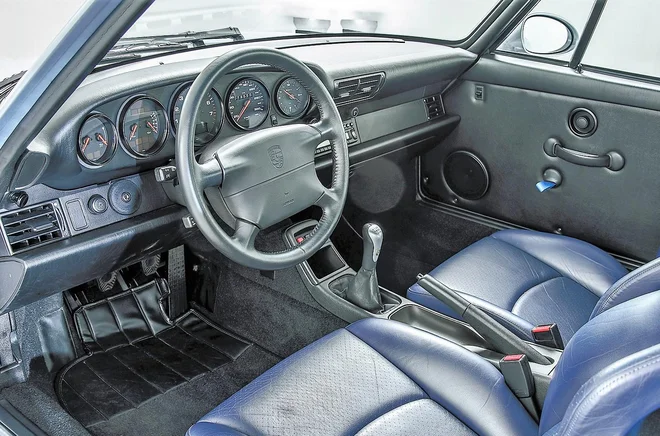 Notranjost navdušuje s športno ergonomijo, brezkompromisno kakovostjo in klasično zasnovo ravne armaturne plošče s pridihom prvega volkswagna hrošča. FOTO: Porsche