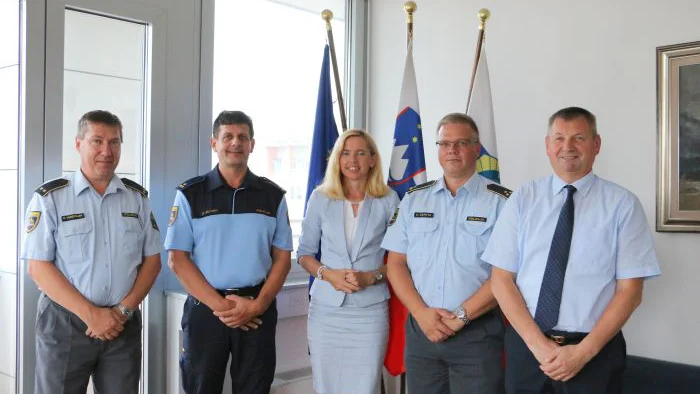 Fotografija: Z leve: pomočnik komandirja Daniel Vedernjak, vodja policijskega okoliša Drago Butara, namestnica generalnega direktorja policije mag. Tatjana Bobnar, samostojni policijski inšpektor Anton Cafuta in vodja Sektorja za mednarodne policijske operacije v Službi generalnega direktorja policije Vladimir Pocek. Foto Slovenska Policija